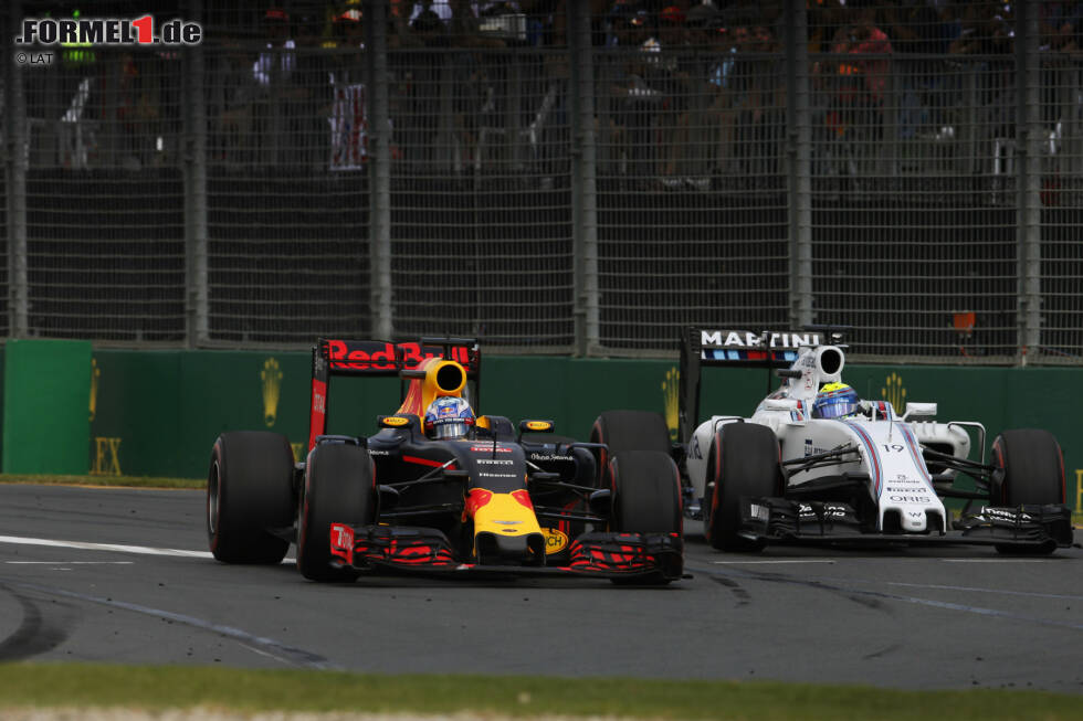 Foto zur News: In der zehnten Runde haben die australischen Fans erstmals Grund zum Jubeln: &quot;Local Hero&quot; Daniel Ricciardo schnappt sich Massa und übernimmt aus eigener Kraft den sechsten Platz im Rennen.