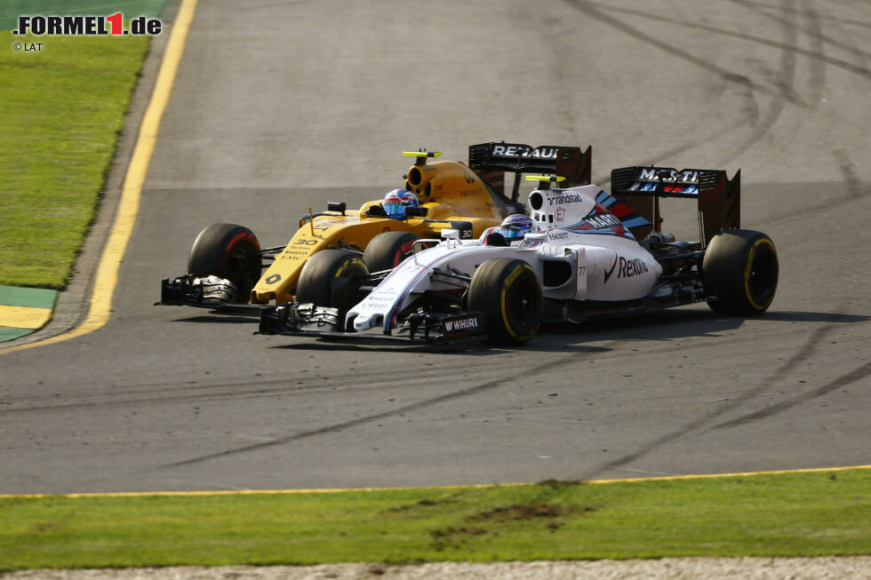 Foto zur News: Auch weiter hinten gibt&#039;s tolle Rad-an-Rad-Action: Valtteri Bottas knöpft Renault-Rookie Jolyon Palmer den elften Platz ab, muss sich dafür aber mächtig anstrengen und braucht zwei Kurven. Palmer ist eine der kämpferischen Erscheinungen, schrammt jedoch am Ende um 6,6 Sekunden an einem WM-Punkt vorbei.