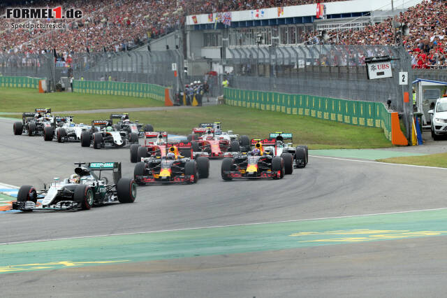 Foto zur News: Während Sebastian Vettel in der ersten Kurve Ferrari-Teamkollege Kimi Räikkönen schnupft und fast noch an Rosberg schnuppert, lässt Max Verstappen auf der Außenbahn beherzt den Gasfuß und somit auch Daniel Ricciardo stehen.