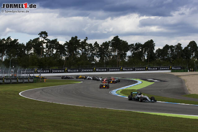 Foto zur News: Weiter hinten geraten im Fight um P10 Felipe Massa und Jolyon Palmer aneinander. Palmer muss am Ende der ersten Runde an die Renault-Box, Massa kämpft von da an mit einem beschädigten Diffusor und instabilen Fahrverhalten.