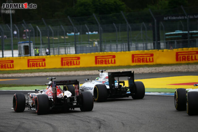 Foto zur News: Massa kämpft mit stumpfen Waffen anfangs tapfer, aber spätestens als er binnen weniger Sekunden nicht nur Carlos Sainz, sondern auch Kevin Magnussen ziehen lassen muss, dämmert ihm, dass in Hockenheim diesmal nichts zu holen sein wird. Nach 36 Runden gibt der Brasilianer an der Williams-Box auf.