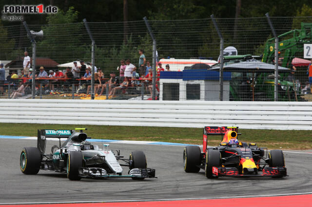 Foto zur News: Verstappen und Rosberg kommen gleichzeitig zum ersten Boxenstopp, den die Mercedes-Crew links hinten verschläft. Nach dem zweiten setzt Rosberg in der Spitzkehre zur Attacke an, lenkt aber erst ein, "als er schon fast in Köln ist" (Christian Horner), ...