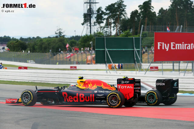 Foto zur News: ... und lässt Verstappen so außen verhungern. Der meckert: "He pushed me off the track!" Und bekommt von den FIA-Rennkommissaren recht: fünf Sekunden Zeitstrafe gegen Rosberg, abzusitzen beim nächsten Boxenstopp.