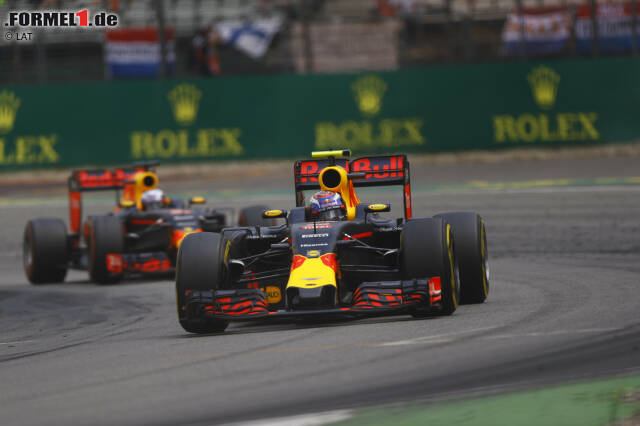 Foto zur News: Wenig später lässt Verstappen (Soft) seinen Teamkollegen Ricciardo (Supersoft) kampflos durch, damit der auf Rosberg-Jagd gehen kann. "Habe ich fürs Team gemacht", sagt er später. Und Ricciardo fährt innerhalb von vier Runden dreieinhalb Sekunden Rückstand auf den Mercedes zu.