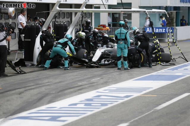 Foto zur News: Bevor die Mechaniker zu arbeiten beginnen, wartet Mercedes statt fünf knapp über acht Sekunden. "Unsere Stoppuhr war kaputt", ärgert sich Sportchef Toto Wolff. Rosberg fällt wieder vom zweiten auf den vierten Platz zurück - und verpasst das Podium am Ende um 2,4 Sekunden.