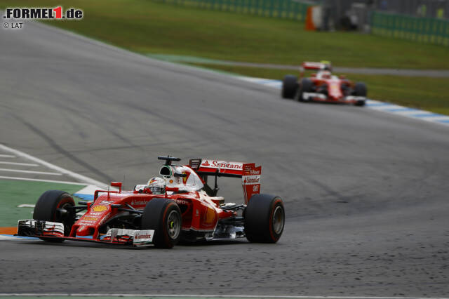 Foto zur News: Ferrari ist in Hockenheim dritte Kraft, aber nicht mehr. Bei Räikkönen dauert ein Boxenstopp zu lang, Vettel versteht nicht, warum ihn das Team früh zum dritten Reifenwechsel reinholen will: "Negativ. Die Reifen sind noch gut. Ich fahre noch ein paar Runden." Am Ende wird's P5 - und wieder nichts mit dem ersten Hockenheim-Sieg.