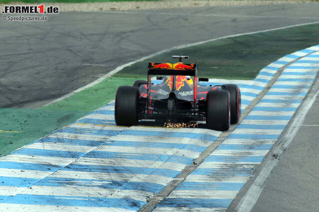 Foto zur News: ... nehmen da manche genauer als andere. Ricciardo ärgert sich im Finish auch noch über Esteban Gutierrez, der in Ungarn schon Hamilton aufgehalten hatte, und funkt ironisch: "Ich liebe diesen Kerl, er ist mein Liebling!"