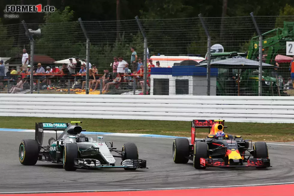 Foto zur News: Verstappen und Rosberg kommen gleichzeitig zum ersten Boxenstopp, den die Mercedes-Crew links hinten verschläft. Nach dem zweiten setzt Rosberg in der Spitzkehre zur Attacke an, lenkt aber erst ein, &quot;als er schon fast in Köln ist&quot; (Christian Horner), ...