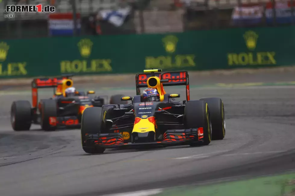 Foto zur News: Wenig später lässt Verstappen (Soft) seinen Teamkollegen Ricciardo (Supersoft) kampflos durch, damit der auf Rosberg-Jagd gehen kann. &quot;Habe ich fürs Team gemacht&quot;, sagt er später. Und Ricciardo fährt innerhalb von vier Runden dreieinhalb Sekunden Rückstand auf den Mercedes zu.