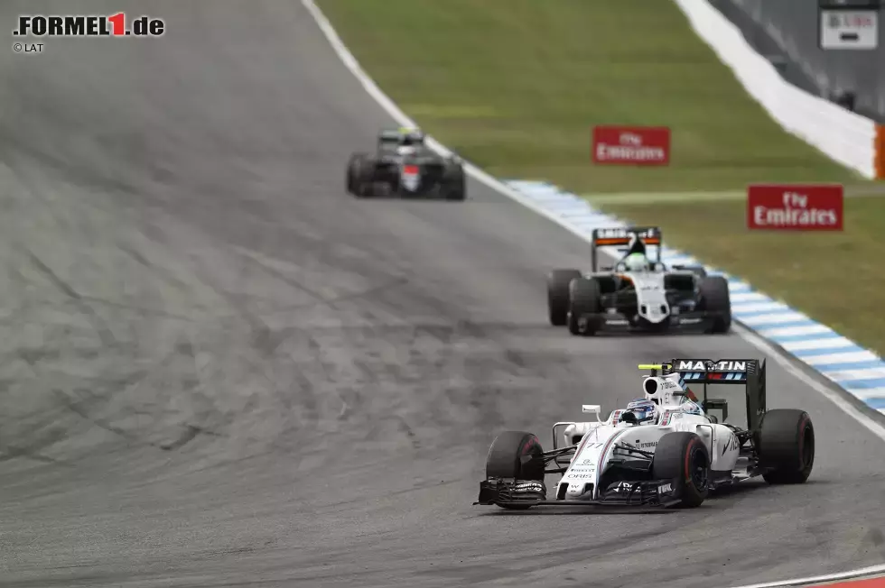 Foto zur News: Lange sieht es so aus, als würde Valtteri Bottas als Siebter ins Ziel kommen. In Runde 46 hat Nico Hülkenberg noch 16,3 Sekunden Rückstand auf den Williams-Fahrer, dessen Reifen haben bei der Zieldurchfahrt aber 33 Runden drauf - zu viel. So schlüpft nicht nur Hülkenberg durch, sondern auch Jenson Button.