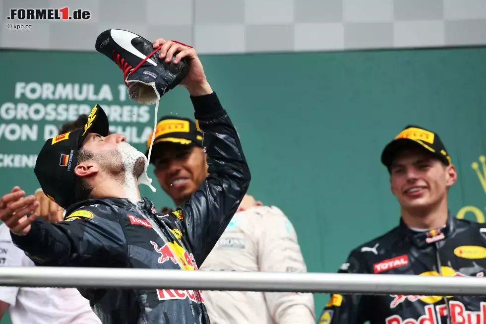 Foto zur News: Kurioser Jubel: Ricciardo feiert das erste Doppel-Podium von Red Bull seit Ungarn 2015, indem er seinen Schampus aus dem Schuh nippt. Der Teamausrüster könnte sich wohl kaum über ein besseres Product-Placement freuen. Vor der Sommerpause hat Mercedes also wieder Konkurrenz - und die kommt nicht in erster Linie von Ferrari...