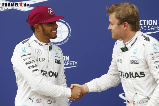 Foto zur News: Nur ein paar Tausendstelsekunden fehlen Rosberg auf die Pole, aber Hamilton ist siegessicher: Seine schnellste Runde war alles andere als optimal. "Es hat trotzdem gereicht", grinst er. Im zweiten Q3-Run schafft Hamilton keine Steigerung mehr - und Rosberg wirft die Bestzeit gleich in der ersten Kurve weg.