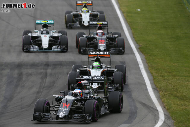 Foto zur News: Rosberg schnappt sich in der Anfangsphase der Reihe nach Jenson Button, Fernando Alonso und Nico Hülkenberg, leistet sich zwischendurch aber einen Ausritt, der weitere zwei Sekunden kostet. Bis er am Force India vorbei ist, vergehen zehn Runden. Und sein Rückstand auf die Spitze beträgt 24,8 Sekunden.