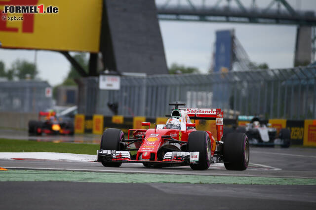 Foto zur News: Vettel führt das Rennen an, obwohl er gleich in der ersten Runde die Schikane vor Start und Ziel abkürzt. Das sollte ihm später zwei weitere Male passieren. "Der Rückenwind in der letzten Kurve war nicht so angenehm", erklärt er, bleibt aber zunächst in Führung. Mit Hamilton fährt er den Verfolgern auf und davon.