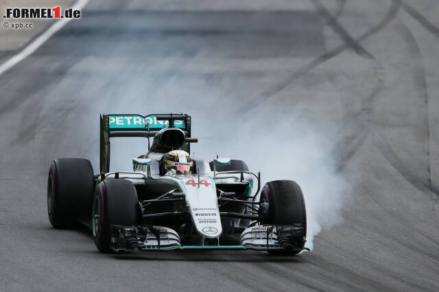 Foto zur News: Bis Hamilton in der 24. Runde an die Box kommt, schrumpft der Vorsprung auf 5,4 Sekunden. 12,2 Sekunden hinter dem Deutschen steigt er wieder ins Rennen ein - und beginnt aufzuholen. Vettel wird nervös: "Get them out of the way!", beschwert er sich über die Nachzügler - obwohl sich bis auf Romain Grosjean alle fair verhalten.