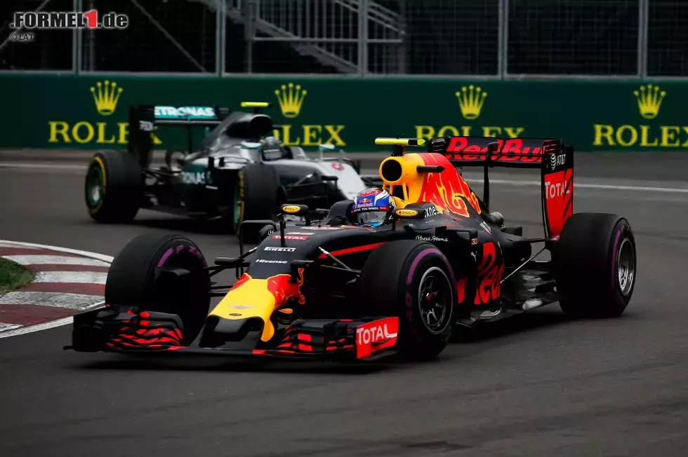 Foto zur News: Für Rosberg geht&#039;s im Finish noch um Platz vier. Aber der rotzfreche Verstappen fightet wie ein Löwe, und obendrein herrscht im Tank des Mercedes gähnende Leere. Rosberg muss immer wieder langsame Runden einlegen. Als er es ein letztes Mal versucht, dreht er sich - und hat Glück, dass Räikkönen weit genug zurück liegt.