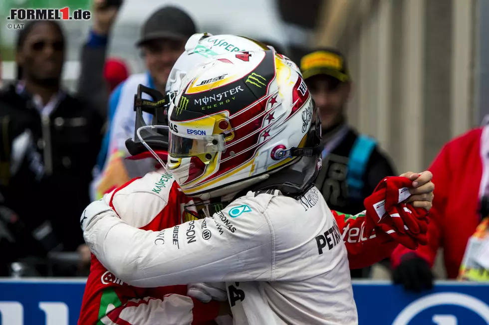 Foto zur News: Nach der Zieldurchfahrt zeigen sich Hamilton und Vettel als faire Sportsmänner und scherzen über ein Möwen-Paar, das sich offenbar umbringen wollte: &quot;Die standen in der Schikane, als ich dort rausfuhr. Ich habe gebremst, Lewis nicht&quot;, lacht der Ferrari-Star. Hamilton widmet den Sieg dem gerade verstorbenen Muhammad Ali.