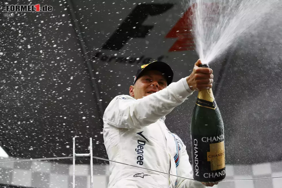 Foto zur News: Heimlich, still und leise fährt Bottas zu seinem ersten Podium 2016: Während die direkten Gegner Fehler machen, reicht ihm eine solide Vorstellung, um über die Schwächen des Williams hinwegzutäuschen. Denn der ist nicht mehr so stark wie 2014 und 2015 - nicht einmal mehr auf Highspeed-Strecken.