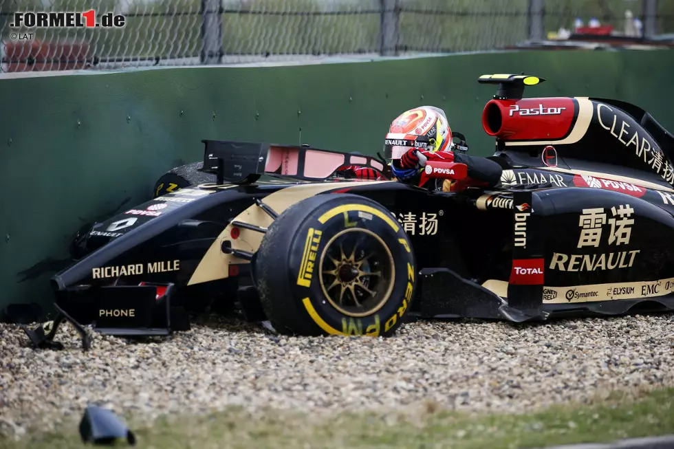 Foto zur News: China-Grand-Prix (2014): Abflug und Einschlag in der Boxeneinfahrt.