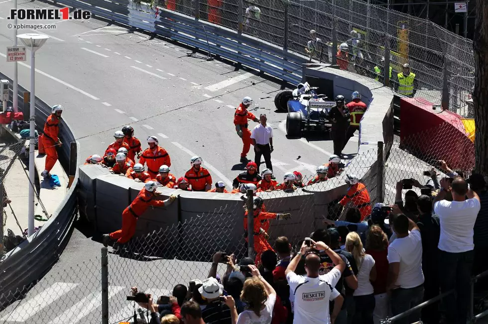 Foto zur News: Monaco-Grand-Prix (2013): Schlägt nach einer Kollision mit Max Chilton in den Fangzaun eingangs der Schwimmbad-Passage ein...