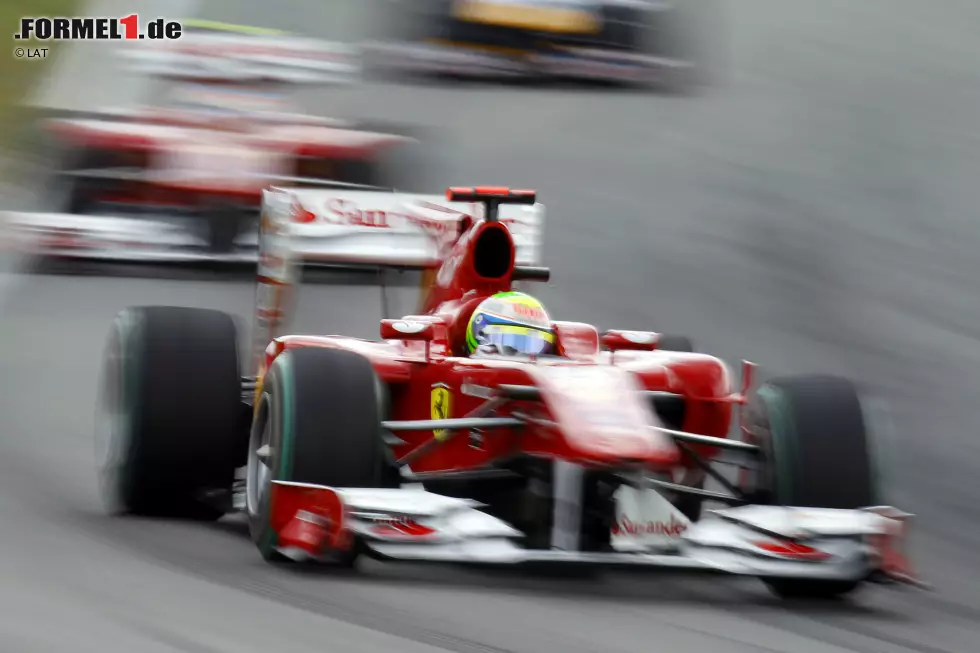 Foto zur News: Grand Prix von Deutschland 2010 - P2: Felipe Massa war in Hockenheim auf sicherem Weg zum Sieg vor seinem Ferrari-Kollegen Alonso. Das Interesse der Roten lag woanders. Nach 40 Führungsrunden funkte Renningenieur Smedley: &quot;Fernando ist schneller als du. Hast du verstanden?&quot;. Massa befolgte die versteckte Teamorder und ließ Alonso vorbei.