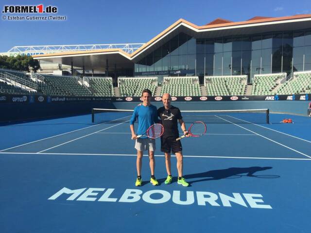 Foto zur News: Während Felipe Massa seinen Bruder auf einem "normalen" Tennisplatz mit 6:0 vom Court fegt, legt Esteban Gutierrez seine Vorbereitung aufs Comeback eine Stufe professioneller an: Auf einem Nebenplatz der Rod-Laver-Arena wandelt er auf den Spuren von Australian-Open-Sieger Novak Djokovic.