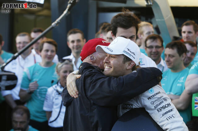 Foto zur News: Niki Lauda brüstet sich immer damit, Hamilton zu Mercedes geholt zu haben, aber wenn's sein muss, liebt er auch Nico Rosberg. Ganz besonders nach Grand-Prix-Siegen. "Wenn Lewis gewonnen hätte, hätte Nico mehr gelitten. Das ist immer so, wenn Lewis gewinnt", sagt Lauda.