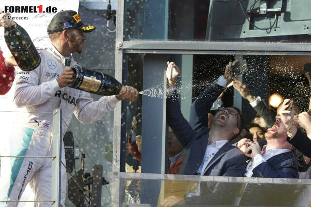 Foto zur News: Hamilton verkraftet den zweiten Platz ganz gut: Immer noch besser als 2014, als er Melbourne mit einem 0:25 verließ. Vom Champagner landet aber weniger in den gierigen Mäulern der VIPs als auf deren Anzügen.