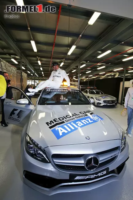 Foto zur News: Trotzdem langt&#039;s auch 2016 wieder für die Spitze: Lewis Hamilton holt die Pole. Seine Idee, sich auf dem Dach des Medical-Cars zur Pressekonferenz bringen zu lassen, kommt bei FIA-Pressechef Matteo Bonciani aber nicht gut an. Spießt sich mit der Todt-Lieblingskampagne &quot;Action for Road Safety&quot;.