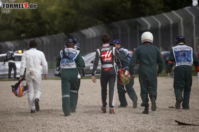 Foto zur News: Die Piloten verlassen den Trümmerhaufen, das Rennen wird abgebrochen. Alonso gibt zu, dass es sein Fehler war. Beide Piloten sind nach dem Crash...