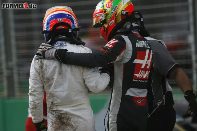 Foto zur News: ...Alonso gut geht. Kaum zu glauben, dass sich die beiden nur wenige Sekunden nach dem Albtraum-Szenario in die Arme nehmen können.