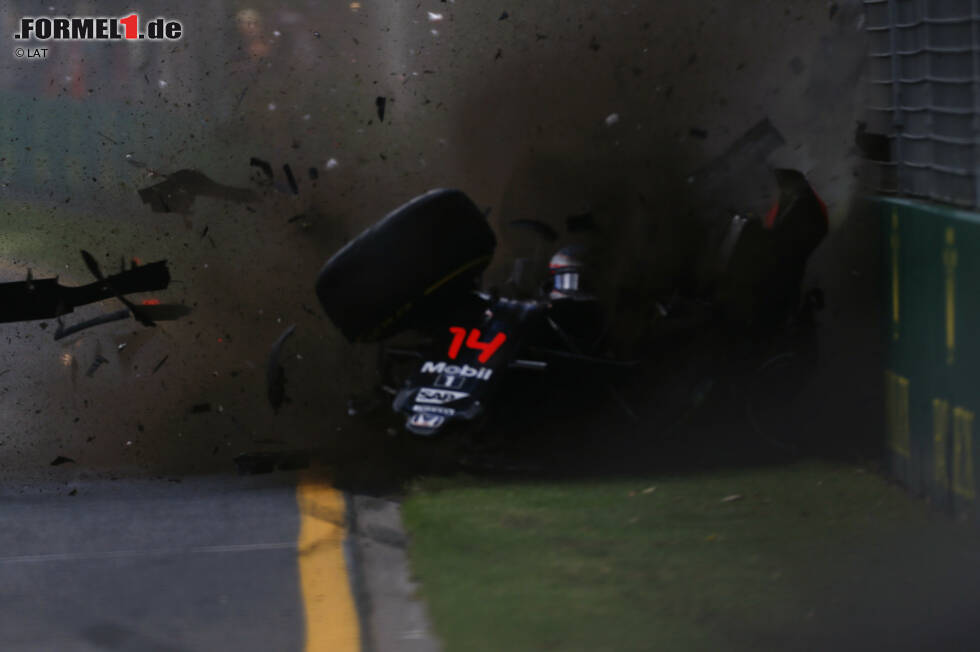 Foto zur News: ...heftig ramponiert. Alonso ist nur noch Passagier.