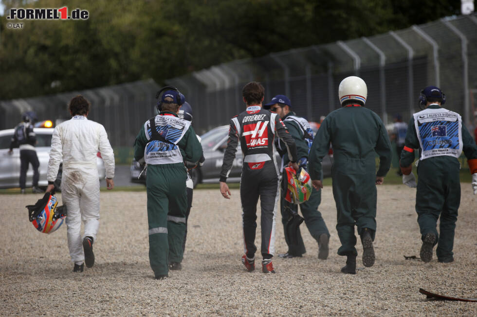 Foto zur News: Die Piloten verlassen den Trümmerhaufen, das Rennen wird abgebrochen. Alonso gibt zu, dass es sein Fehler war. Beide Piloten sind nach dem Crash...