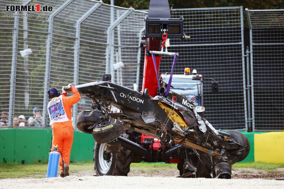 Foto zur News: Das Auto wird vom Kran geborgen und abtransportiert. Der Haas-Bolide sieht bei der Premiere deutlich...