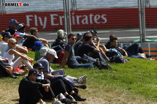 Foto zur News: Genügend Zeit für einen Seitenblick hat Max Verstappen. "In Kurve zehn sieht man die Fans, die dort auf dem Rasen sitzen. Sie sind so leidenschaftlich und es freut einen, das zu sehen", so der Toro-Rosso-Youngster. "Und es lässt sich auch noch etwas von der wunderschönen Stadt erkennen."