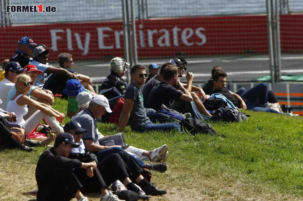 Foto zur News: Genügend Zeit für einen Seitenblick hat Max Verstappen. &quot;In Kurve zehn sieht man die Fans, die dort auf dem Rasen sitzen. Sie sind so leidenschaftlich und es freut einen, das zu sehen&quot;, so der Toro-Rosso-Youngster. &quot;Und es lässt sich auch noch etwas von der wunderschönen Stadt erkennen.&quot;