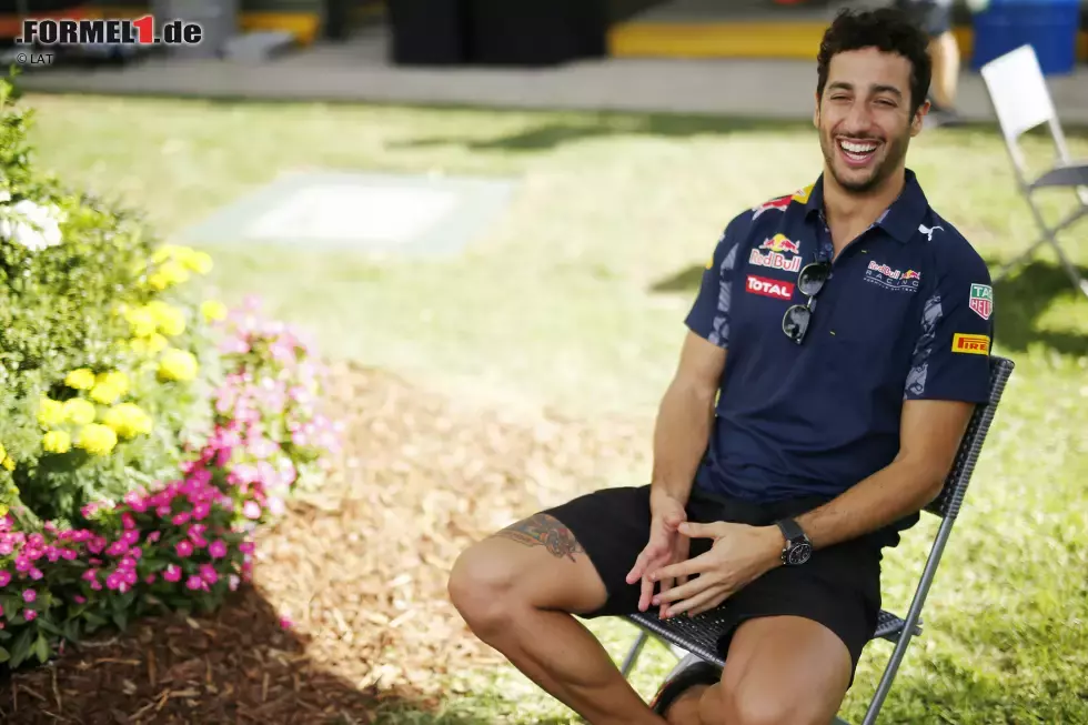 Foto zur News: Obwohl er aus Perth - von der Westküste des Kontinents - stammt, hat Daniel Ricciardo sein Heimspiel ins Herz geschlossen: &quot;Es wird nie langweilig&quot;, sagt der Red-Bull-Star. &quot;Melbourne ist cool, wenn die Sonne scheint. Alle sind euphorisch, es sind immer Autos auf der Strecke. Heute Morgen hat mich ein V10-Doppelsitzer geweckt.&quot;