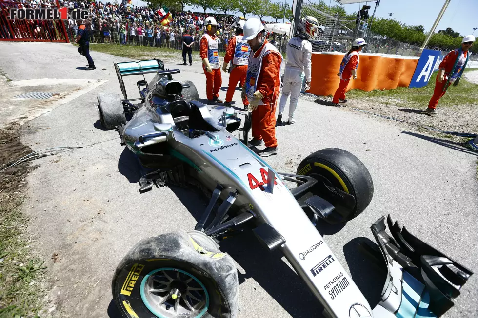 Foto zur News: Mehrere Minuten lang müssen sich Hamilton und Rosberg gegenüber den Teambossen erklären, die noch während des Rennens ein Meeting einberufen haben. Nach dem Rennen wollen auch die Stewards noch ein Wort mit den Silberpfeil-Fahrern wechseln.