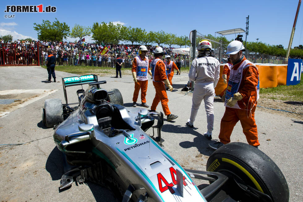 Foto zur News: Mehrere Minuten lang müssen sich Hamilton und Rosberg anschließend gegenüber den Teambossen erklären. Nach dem Rennen wollen auch die Stewards noch ein Wort mit den Silberpfeil-Fahrern wechseln, entscheiden aber salomonisch: Rennunfall.