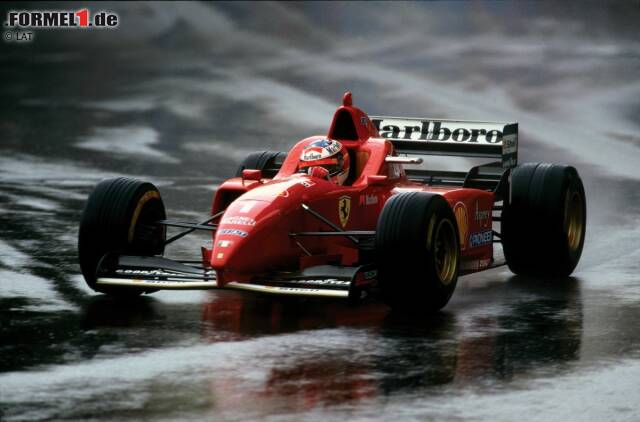Foto zur News: Bei dem Versuch, die Lücke nicht zu groß werden zu lassen, übertreibt es Schumacher. Er kommt auf einen nassen Randstein, verliert die Kontrolle über sein Auto und kracht in die Leitplanke.