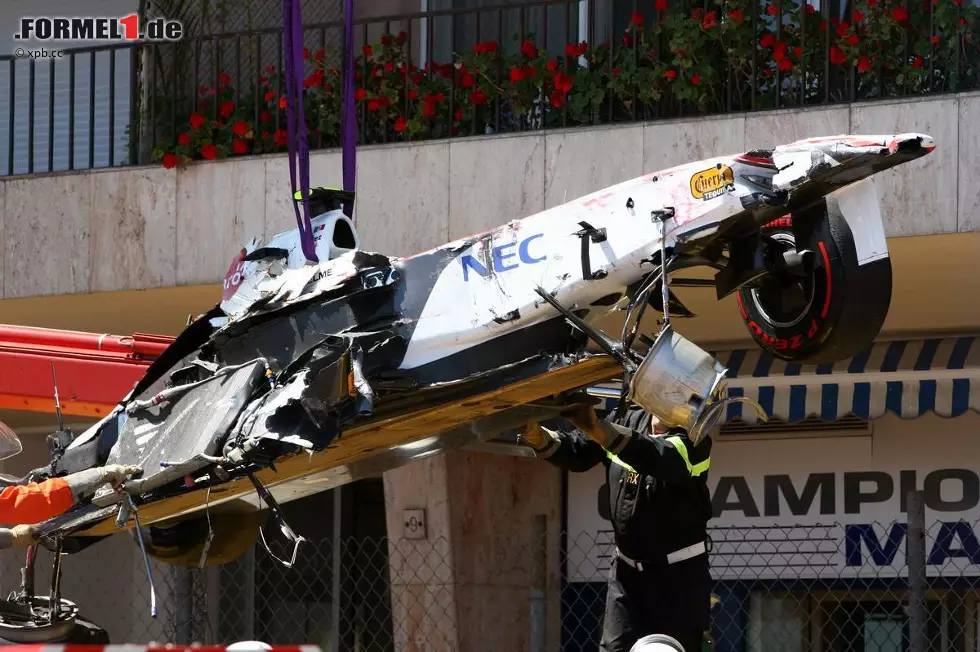 Foto zur News: Die Besten fahren in Monaco so, dass zwischen Rad und Leitplanke kein Blatt Papier passt - oder es sanften Kontakt gibt. Besonders belastet werden daher die Radaufhängungen. Wer es übertreibt, zerstört sein Auto. Auch im Fahrerlager gibt es kaum Platz: Red Bull lagert seine Hospitality auf eine schwimmende Plattform aus.