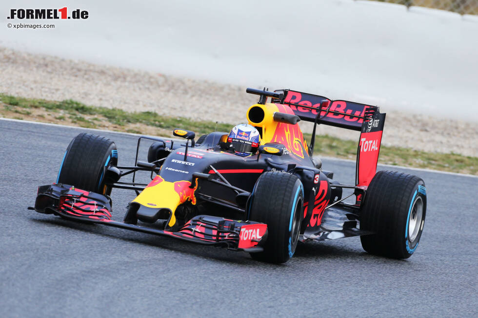 Foto zur News: Der Red Bull RB12 mit TAG-Heuer-Motor von Daniel Ricciardo und Daniil Kwjat