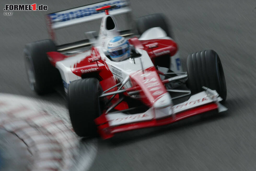 Foto zur News: Toyota (2002): Ein Automobilgigant bläst 2002 zum Großangriff auf die Formel 1. In ein in Köln beheimatetes Werksprojekt pumpt Toyota nach gescheiterter Le-Mans-Attacke Unsummen und testet vor dem Einstieg in die Königsklasse auf elf Grand-Prix-Kursen. Das hilft dem von Gustav Brunner entworfenen TF102 herzlich wenig: Obwohl beim Debüt in Australien und in Brasilien dank Mika Salo in den Punkterängen, geht Toyota schnell die Puste aus.