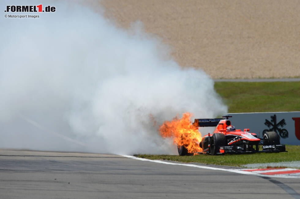 Foto zur News: Das erste Auto des Teams hat einen zu kleinen Tank und muss von seinen Piloten Timo Glock sowie Lucas di Grassi mit Halbgas gefahren werden, um überhaupt ins Ziel zu kommen. Auch als im zweiten Jahr der russische Autohersteller Marussia einsteigt, sind WM-Punkte Fehlanzeige. Branson hat genug und zieht sich zurück, seine Mitstreiter machen weiter - oft mehr schlecht als recht. Nach der Saison 2016 ist endgültig Schluss.