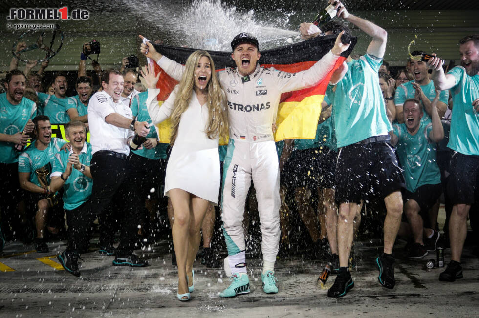 Foto zur News: Die Erlösung: In seiner elften Formel-1-Saison holt Rosberg den WM-Titel und verkündet am 2. Dezember 2016 überraschend seinen Rückzug. Die Formel-1-Saison 2017 startet am 26. März ohne den sympathischen Titelverteidiger.