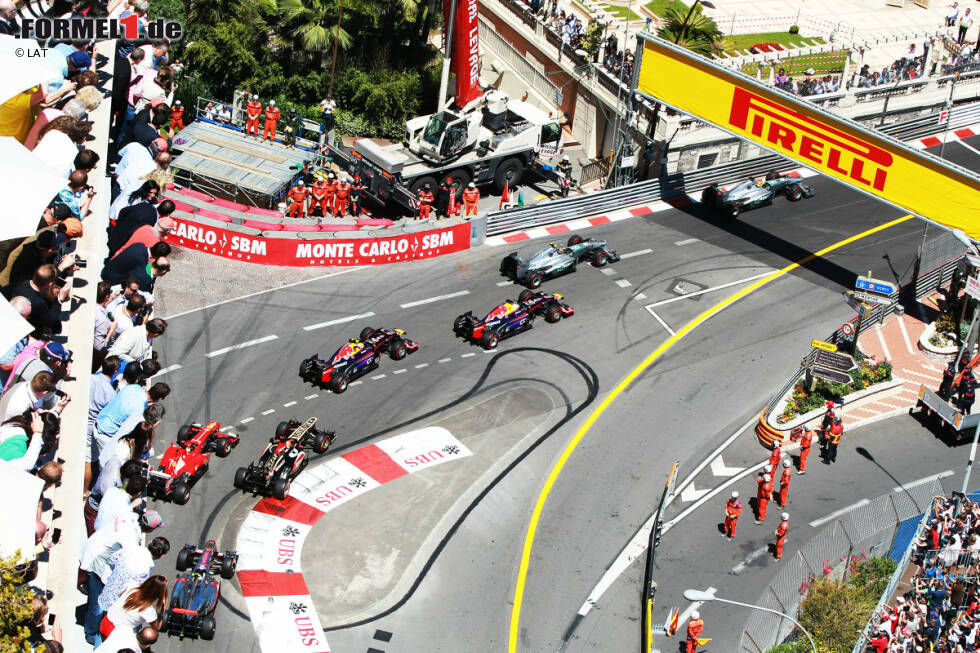 Foto zur News: ...Monaco zum ersten Mal zu. Ein Sieg, der sich abzeichnet, denn der Wahl-Monegasse holte bereits bei den zwei vorangegangenen Grands Prix die Pole. Weil man auf dem Kurs in Monaco kaum überholen kann, drosselt Rosberg geschickt das Tempo und...