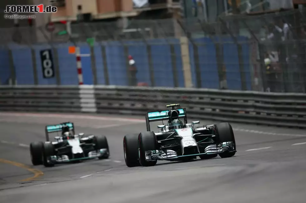 Foto zur News: 2014 ist der Mercedes endlich das beste Auto und das Stallduell mit Lewis Hamilton um den Titel eskaliert in Monaco: Rosberg verbremst sich im Qualifying in der Mirabeau-Kurve, verursacht gelbe Flaggen und hindert Hamilton somit daran, die Pole zu holen. Erinnerungen an...