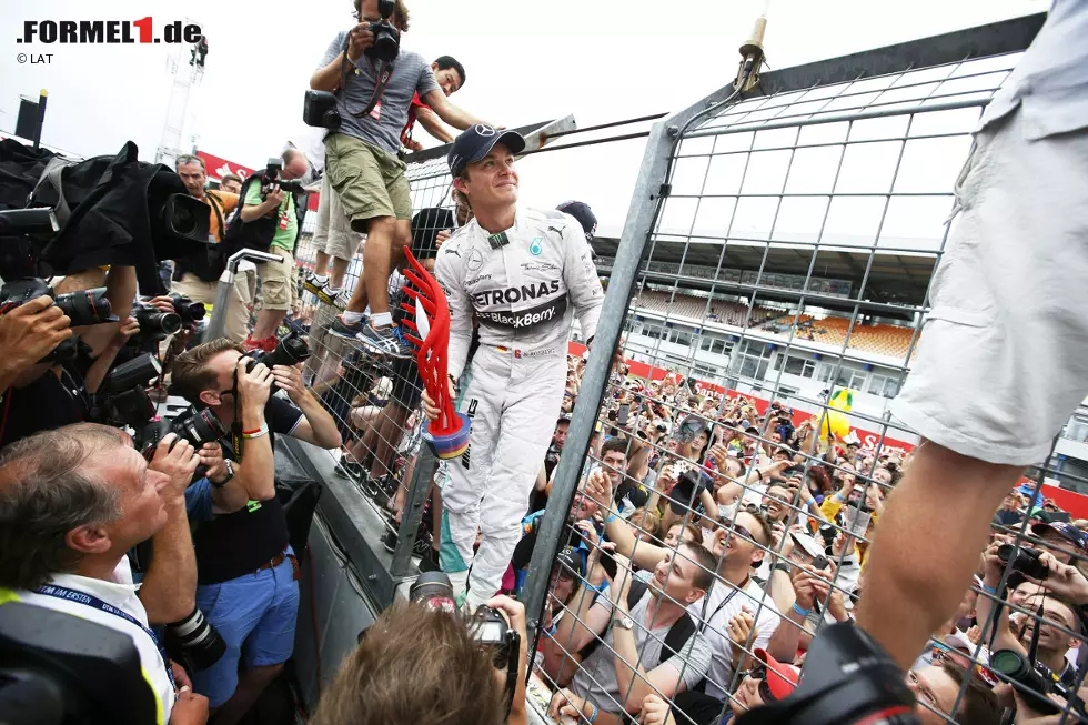 Foto zur News: ...im siebten Himmel: In der WM führt er 17 Punkte vor seinem Stallrivalen, doch der dreht das Titelduell mit einem beeindruckenden Endspurt. Rosberg...