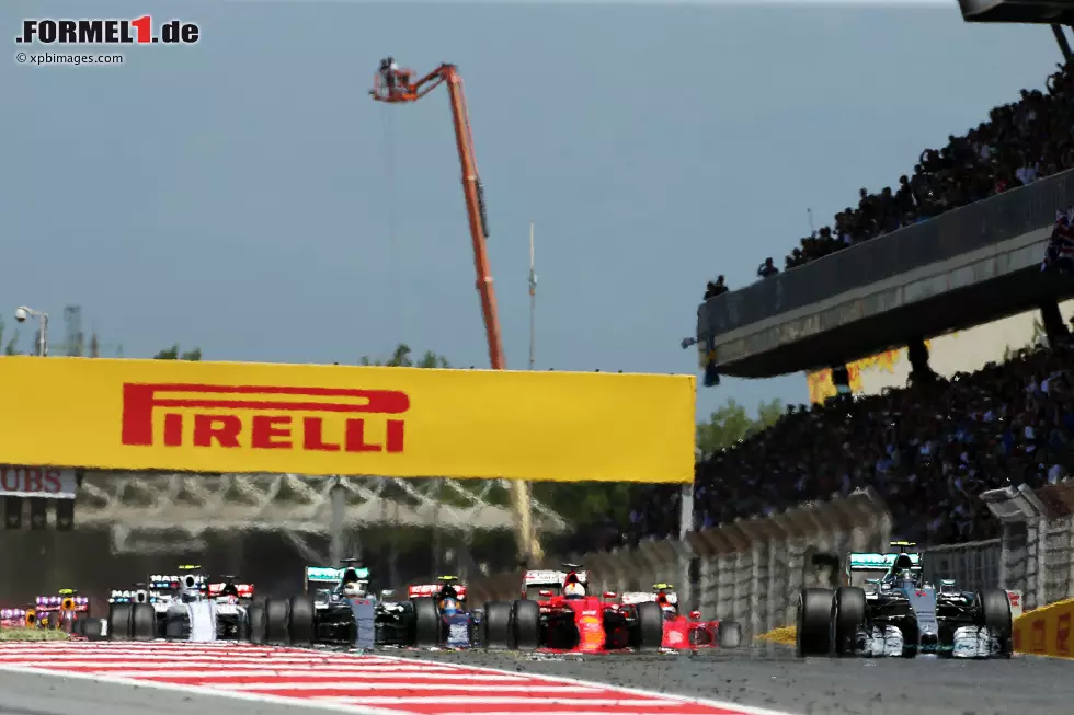 Foto zur News: ...kommt Rosberg zunächst kaum in die Gänge, doch in Spanien sieht nach zehn Niederlagen gegen Hamilton in elf Rennen keiner ein Land gegen den Mercedes-Piloten. Nach...