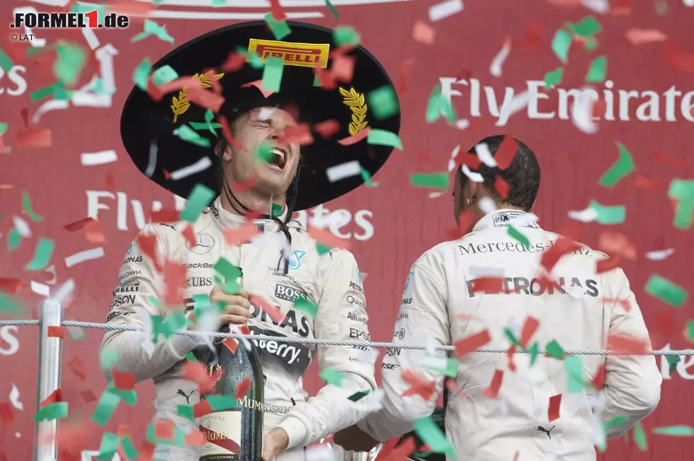 Foto zur News: ...kompromisslos. Der &quot;neue&quot; Rosberg gibt im direkten Duell nicht mehr nach und startet eine Serie von sieben Siegen in Folge. Der Grundstein für den Titelgewinn 2016.  Das vielleicht beste...